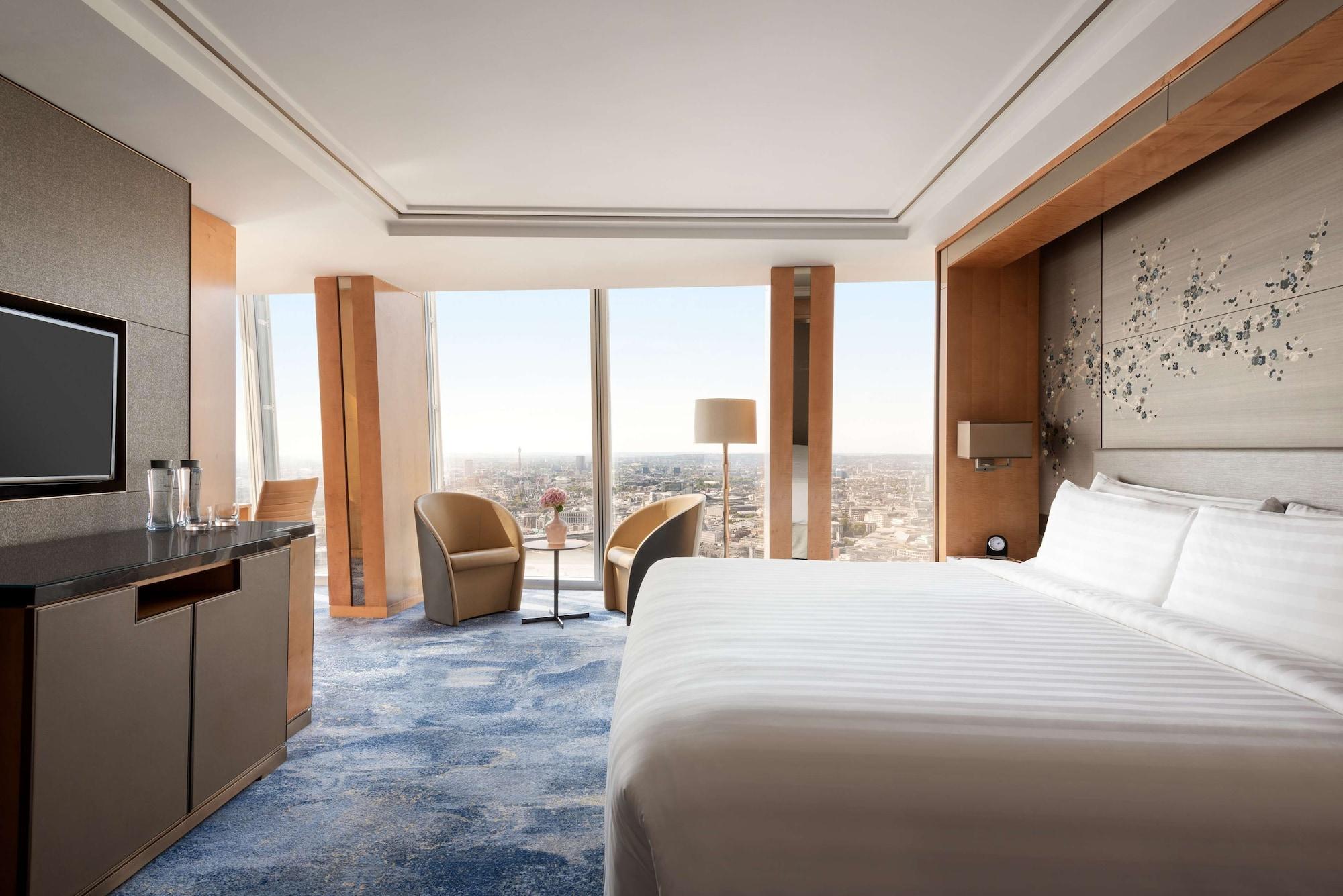 Shangri-La The Shard, London Ngoại thất bức ảnh A guest room at the Ritz-Carlton, DIFC