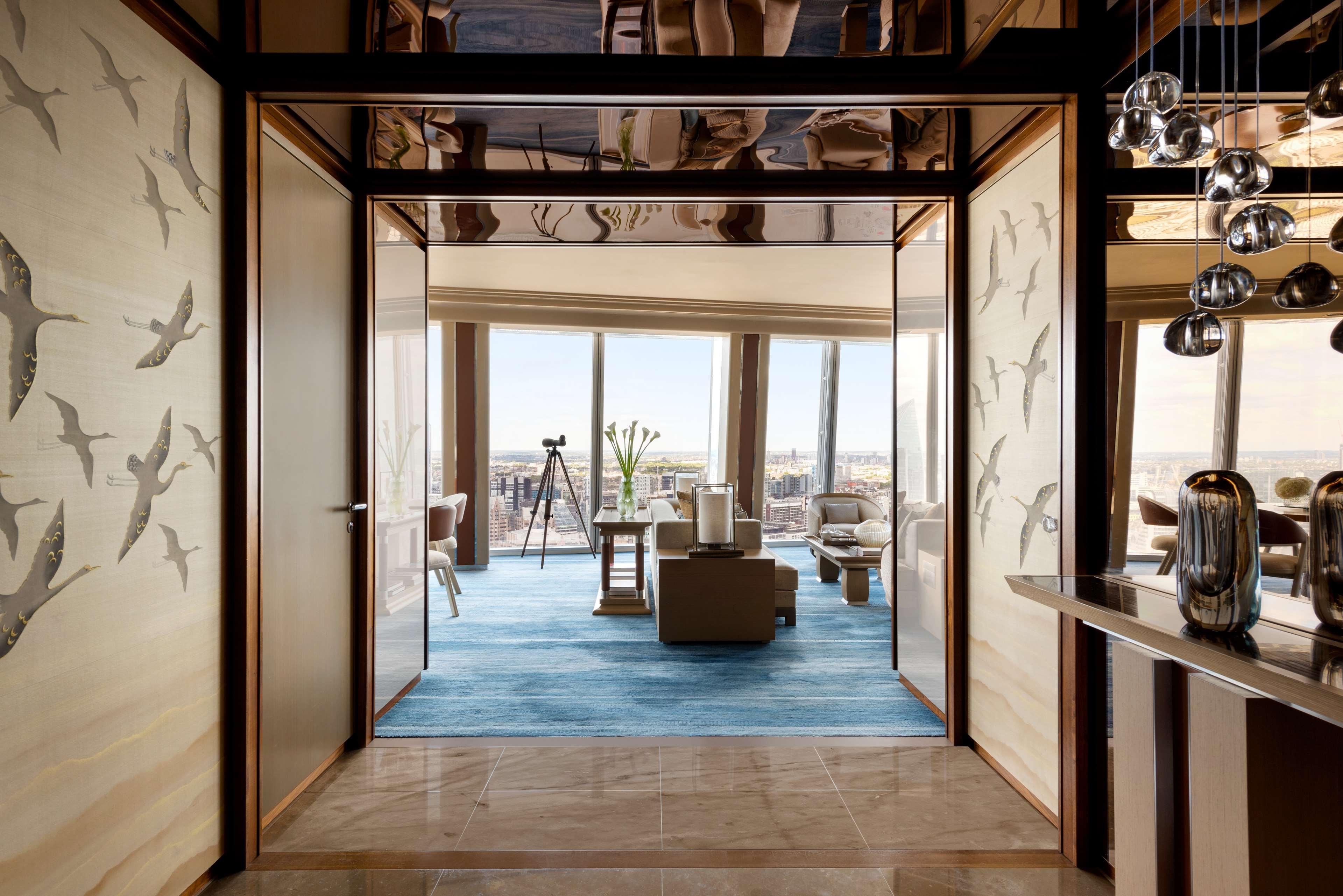 Shangri-La The Shard, London Ngoại thất bức ảnh The interior of a suite at The Ritz-Carlton, Tokyo