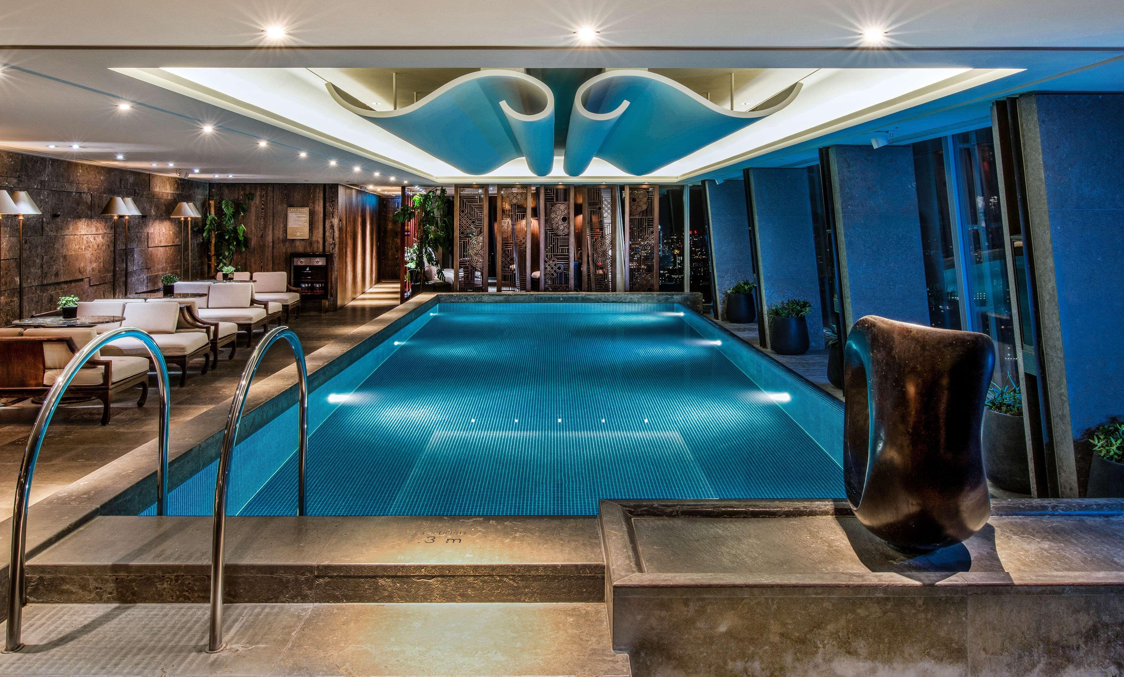 Shangri-La The Shard, London Ngoại thất bức ảnh The swimming pool at The Landmark